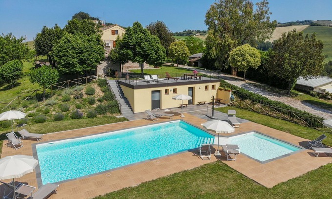 Fermo Villa | Villa aliento con piscina en las colinas de Fermo, a sólo 20 minutos de la costa del Adriático.