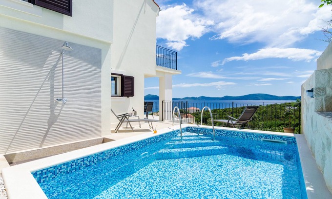 Podimoc Villa | Villa Sofija - Villa de tres habitaciones con terraza y piscina