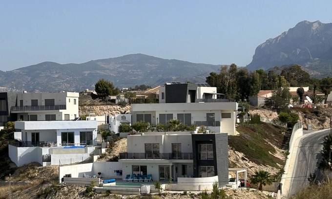 Llano de los Pastores Villa | Nueva villa moderna con piscina privada climatizada