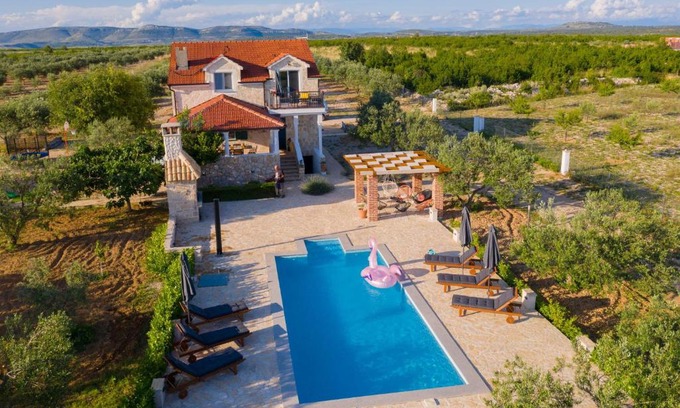Cista Velika Villa | Villa Storia