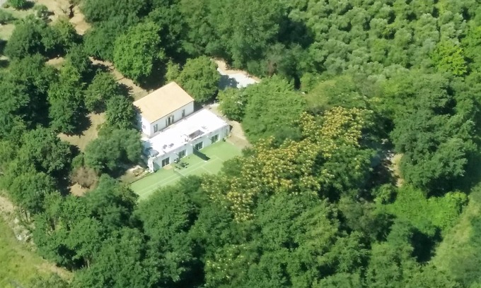 Offagna Villa | Villa rodeada de vegetación. Gimnasio, tenis, jacuzzi al aire libre.