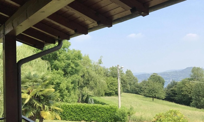 Pisano Villa | Villa rodeada de vegetación con vistas al lago Maggiore