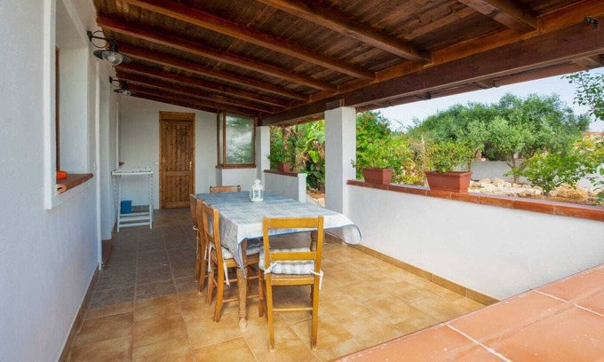 Lampedusa Villa | Villa rodeada de vegetación