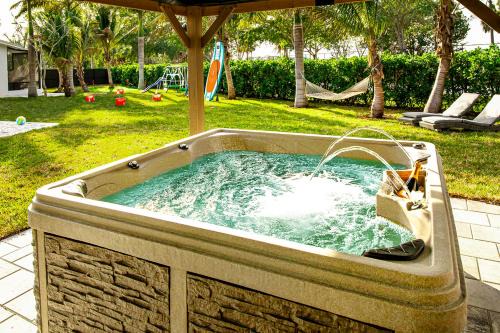 East Naples Casa | Villa Talia, with Spa, Mini Golf, 3mile to downtown next to a Park & Lake