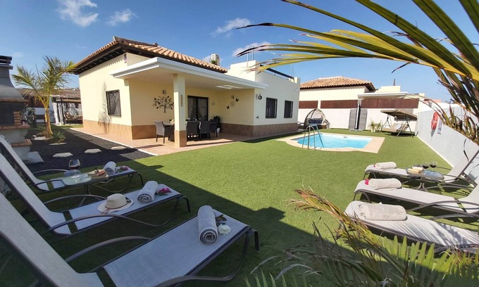 Caleta de Fuste Chalet De Esquí | Villa Thais con piscina climatizada en Caleta de Fuste