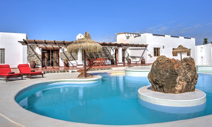 Antigua Villa | Villa con piscina privada en medio de un tranquilo paisaje volcánico
