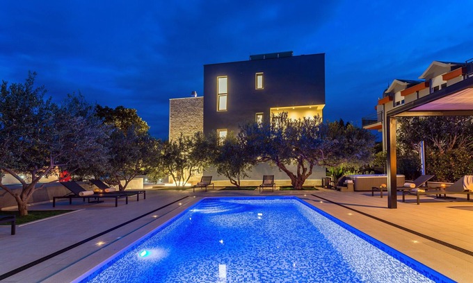 Dugi Rat Villa | Villa Topaz con piscina climatizada, 5 habitaciones, jacuzzi, sauna, gimnasio, playa de arena 90m
