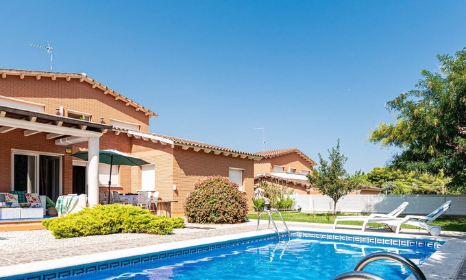 El Roc de Sant Gaieta Villa | Villa Tulipes con piscina privada: el oasis de confort y naturaleza.