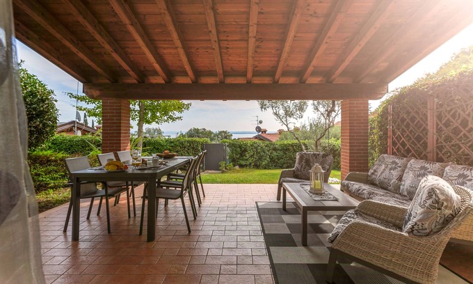 Padenghe sul Garda Villa | Villa Tullia con vistas al lago de Garda y con jardín privado.