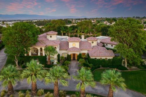 Bermuda Dunes Villa | Villa Verbena by AvantStay Expansive Estate w B-ball Court PoolSpa Entertainers Yard