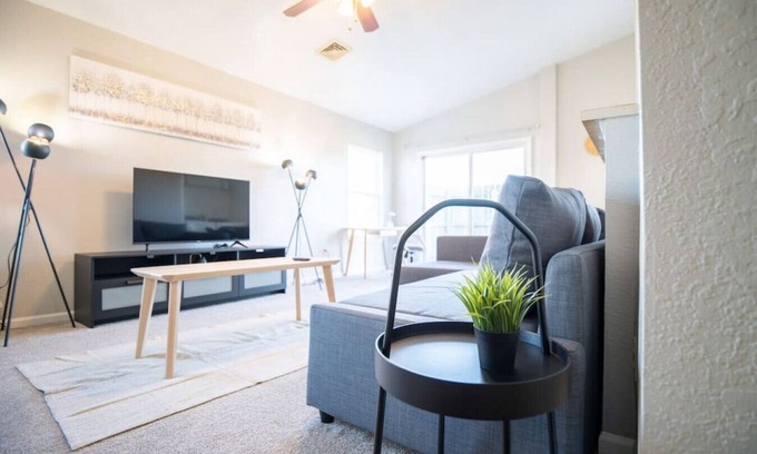 Groveland Casa | VILLA VERBENA - Sleek 3 BD in Pekin