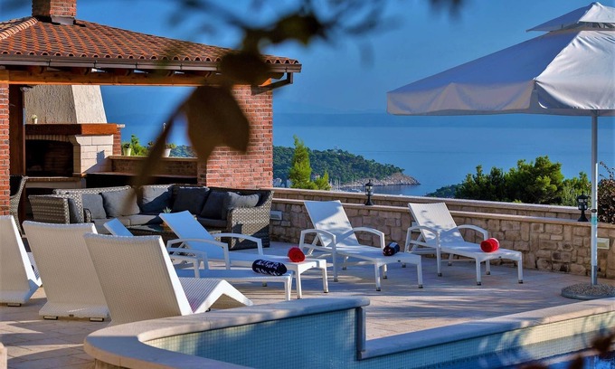 Zelenka Villa | Villa Vikki mit Pool