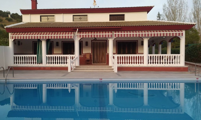 Priego de Córdoba Chalet De Esquí | Chalet Villa Frasquita ,capacidad para 16 personas, piscina propia,pista deport