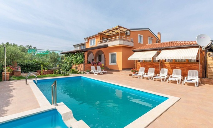 Strpacici Apartamento | Villa Visnjan with Pool / One-Bedroom Apartment No.2 with Pool View