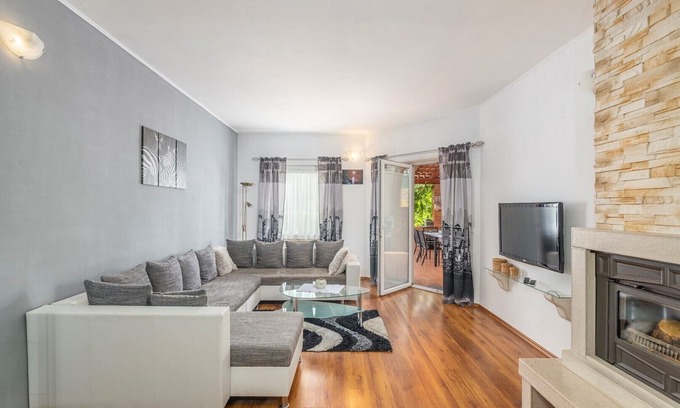 Strpacici Apartamento | Villa Visnjan with Pool / Apartment No.3 with Terrace in Front of the Pool