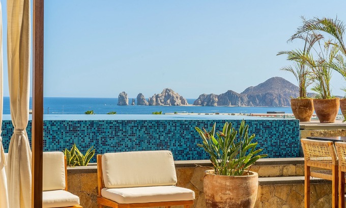 El Tezal Villa | Villa Vista Vela 4101: View of Arch, Great Location near Costco. Promos Avail.