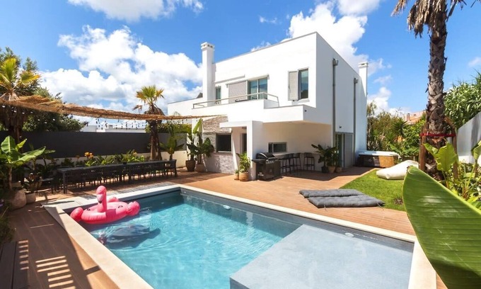 Paco De Arcos Villa | Villa w/ MiniGolf, Hot Tub, up to 28 ppl