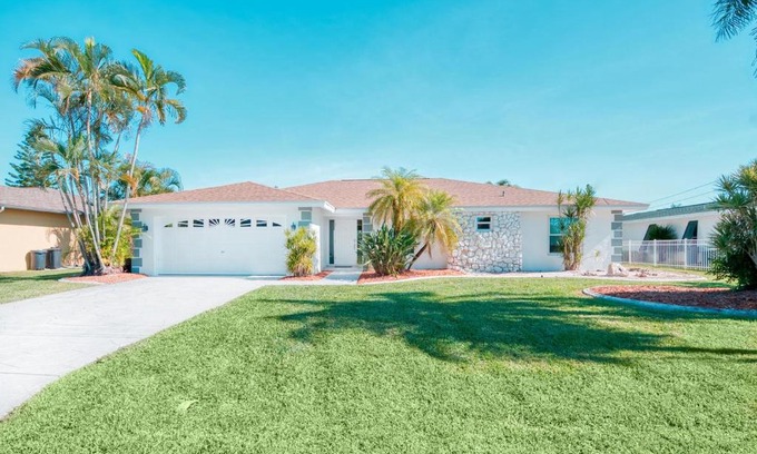 Caloosahatchee Villa | Villa White Shell - beautiful 4 bedroom holiday villa with great boat access