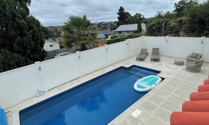 Browns Bay Casa | Villa Wisteria - Private home with stunning pool, 3 minutes to public transport!