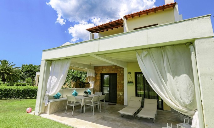 Nea Skioni Cabaña | Villa with a Large Plot 100 m to the Beach