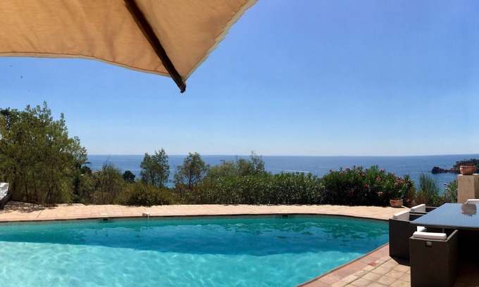 Theoule-sur-Mer Villa | Villa de 180 m2 con impresionantes vistas al mar con jardín privado, a 5 minutos de las playas.