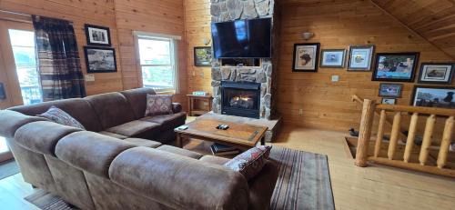 McHenry Casa | Villa With A View- 4 bedroom townhouse with lake and ski slope views