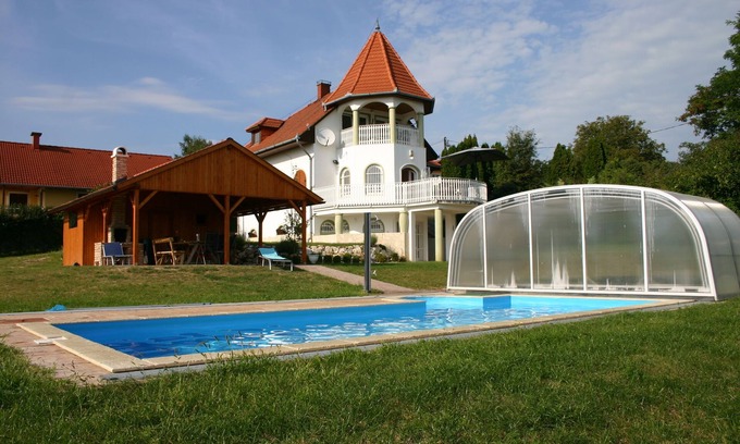 Cserszegtomaj Villa | Villa con impresionantes vistas en Heviz, piscina cubierta 9,30x3,50x1,40 m