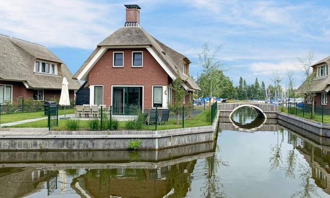 Idskenhuizen Casa | Villa with enclosed garden, in a holiday park on the water in Friesland