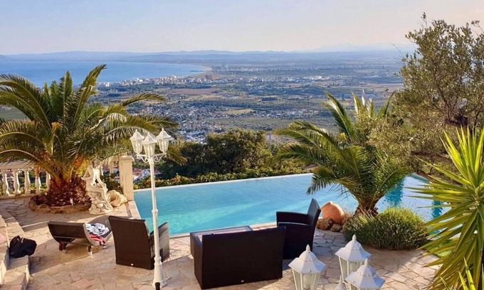El Mas Fumats Casa | VILLA WITH EXTRAORDINARY VIEW OF ROSAS BAY WITH POOL AND JACUZZI