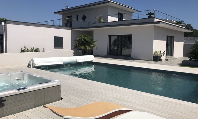 Le Grau-dʼAgde Villa | Villa con piscina climatizada y jacuzzi a 3 minutos andando de la playa.
