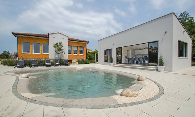 Nedescina Casa | Villa con piscina de hidromasajes Para niños.