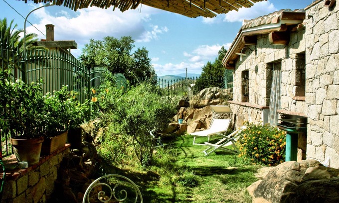Santa Maria Navarrese Villa | Villino con giardino esclusivo a 200mt dalla spiaggia. Vista mare e montagna.