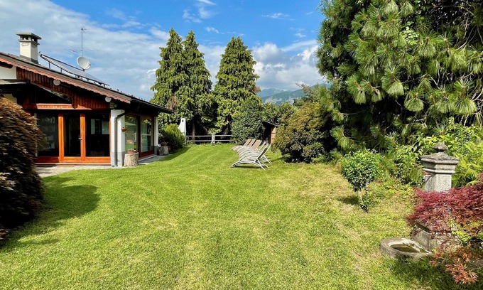 Bellagio Villa | Hermosa vista al lago, gran jardín privado y estacionamiento gratuito.