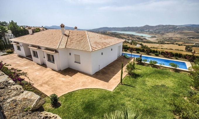 Periana Villa | VILLA CON VISTAS AL LAGO, PISCINA PRIVADA & PARKING A 30 MIN DE LA PLAYA