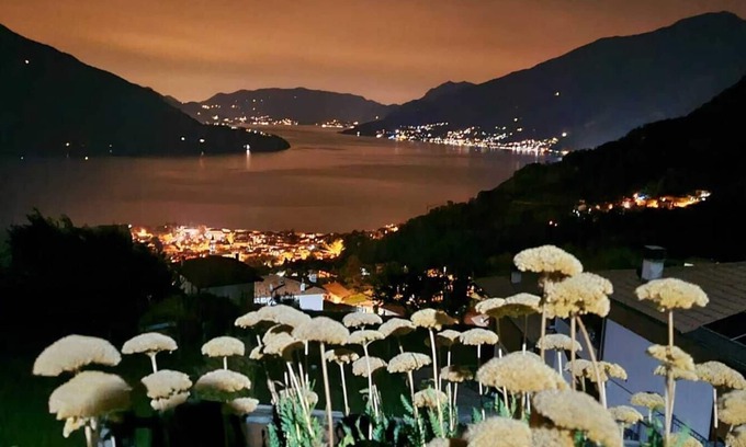 Vercana Villa | Villa con gran jardín y un panorama súper impresionante, relajación, paz.