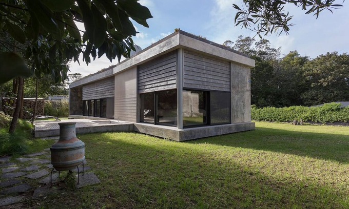 Ribeira Grande Villa | Villa con arquitectura moderna y minimalista en medio de una reserva natural.