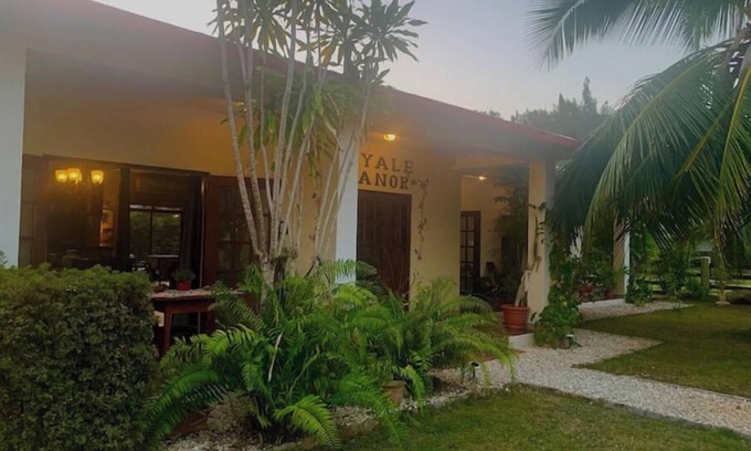 Corozal Cabaña | VILLA with Ocean/Canal Views, Pool, King GET 35% OFF WHEN USING US CREDIT CARD.