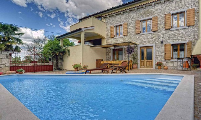 Jursici Villa | Casa vacacional con piscina y barbacoa