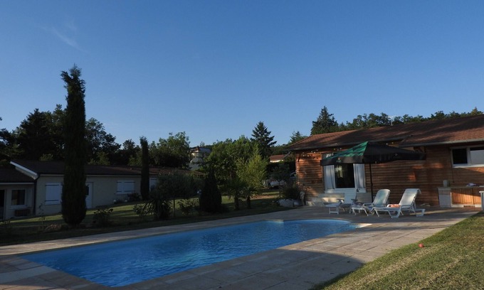 Salvizinet Casa | Villa con piscina y vista abierta, situada hacia Lyon.