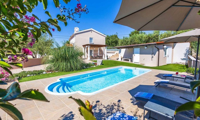 Nenadici Villa | Casa vacacional con piscina y jardin