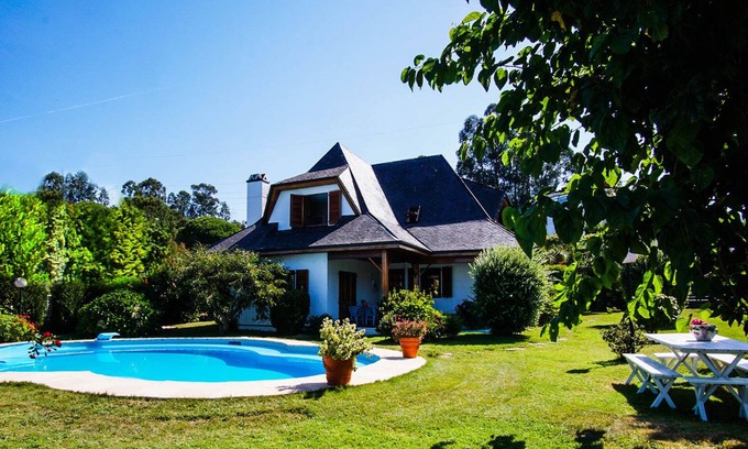 Bembrive Chalet De Esquí | Chalet con piscina y 2000 metros de jardín.