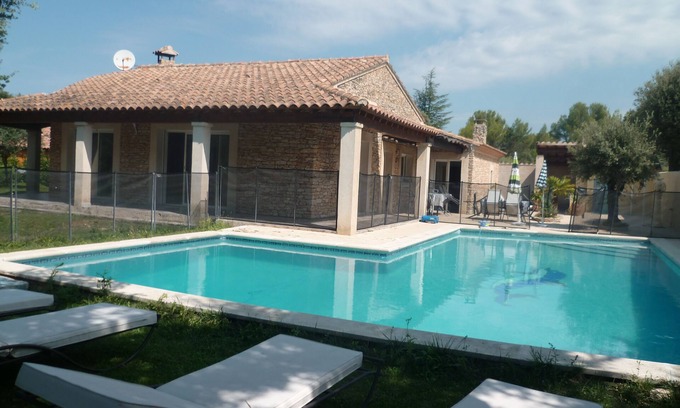 Saint-Didier Villa | Villa con piscina, ARBOREE, la gente en un lugar cerrado CALME10