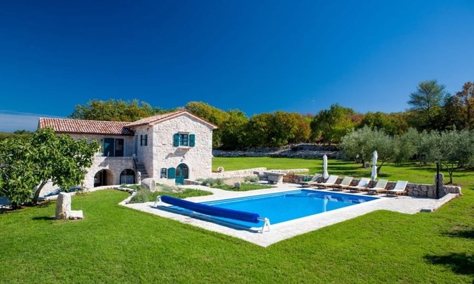 Malinska-Dubasnica Villa | Villa de piedra con piscina, amplio jardín, vistas al mar, en una zona muy tranquila.