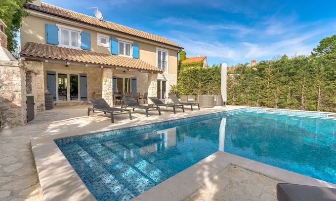 Garica Villa | Villa de lujo con piscina y barbacoa, rodeada de zonas verdes, mobiliario moderno