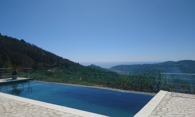 Dolceacqua Casa | Villa con piscina en dos niveles con impresionantes montañas y vistas al mar