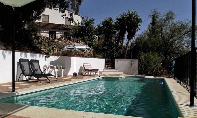 Río Velez Villa | Villa con piscina en una colina con vistas fantásticas distante AC