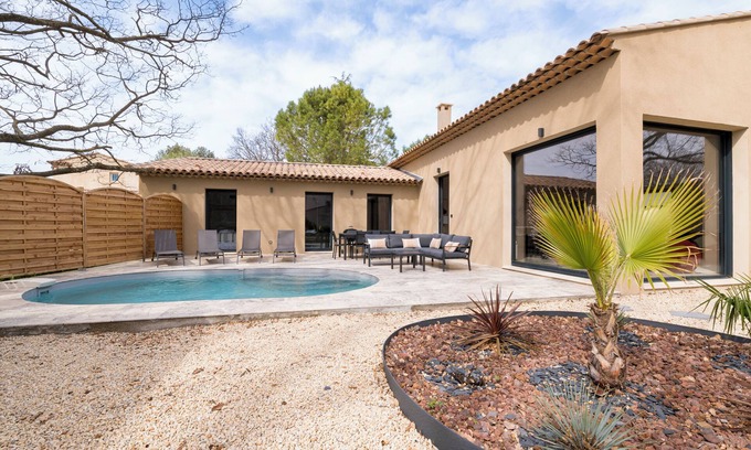 Cadenet Casa | Villa with pool, outdoor bar and balinese bed