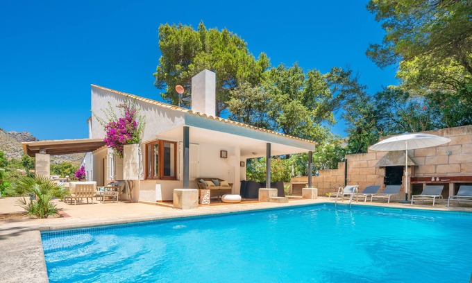 Cala San Vicente Chalet De Esquí | Villa con piscina privada a 450 metros de la playa y al pie de la montaña