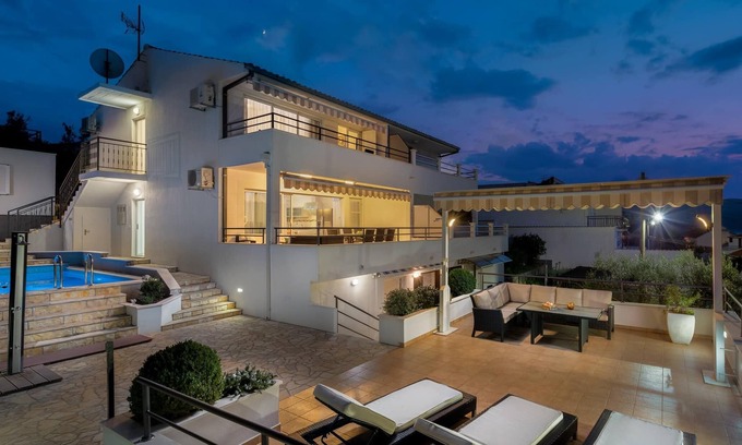 Seget Vranjica Villa | Casa de vacaciones con piscina privada, a 40 metros del mar.
