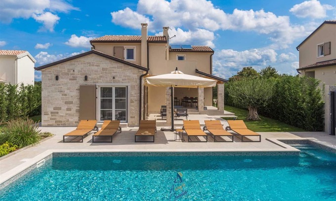 Tar-Vabriga Villa | Villa con piscina privada de agua salada con hidromasaje cerca de la playa